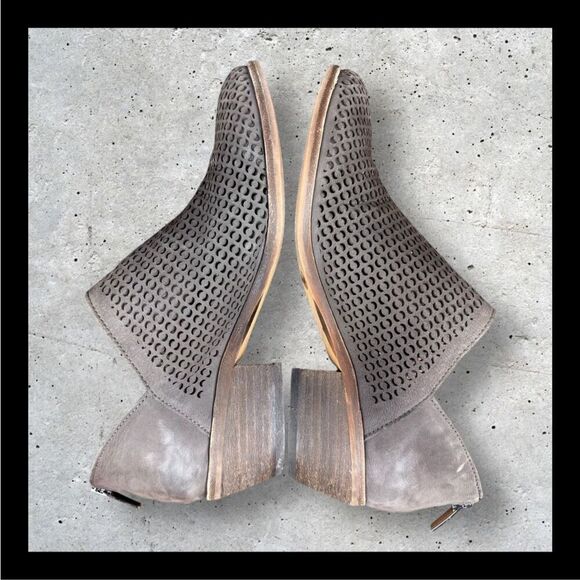 VINCE CAMUTO Paleta Dark Brown/Grey Perforated Nubuck Bootie | US Size 9 (S274) - Picture 3 of 9